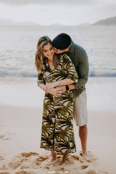 ensaio de casal praia vermelha rio de janeiro rj  beijo no pescoço'