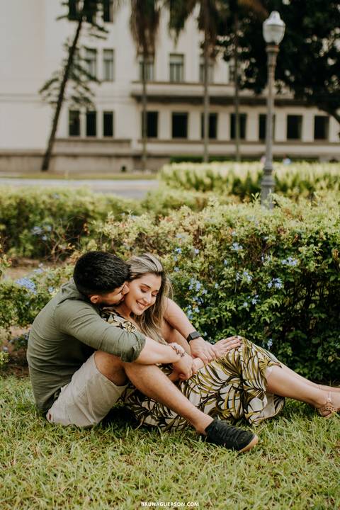 ensaio de casal praia vermelha rio de janeiro rj  bruna guerson urca casal sentado paisagem verde'