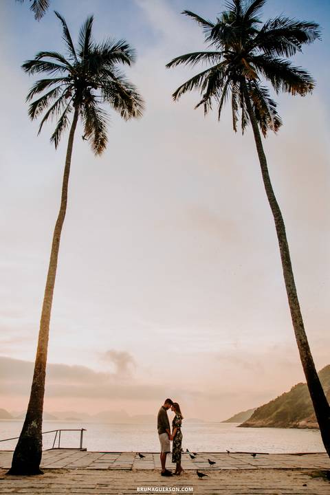 ensaio de casal praia vermelha rio de janeiro rj amanhecer coqueiros bruna guerson'