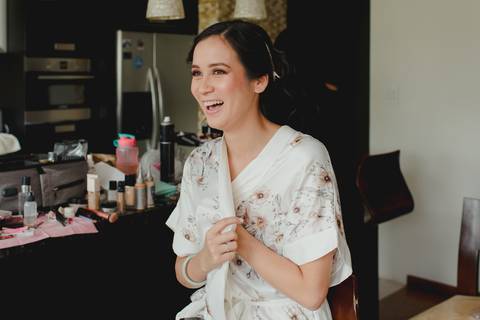 risas de novia previa de novia novia en preparativos 
'