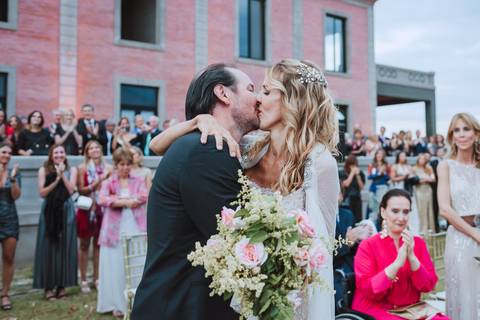 Marina Klemensiewicz y Baltasar Saravia fotografias tomadas por Alejandra Ramos fotografa de bodas beso de novios recien casados'