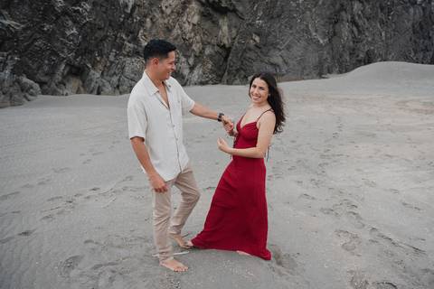 momentos espontáneos y auténticos en sesión de fotografías pre boda'