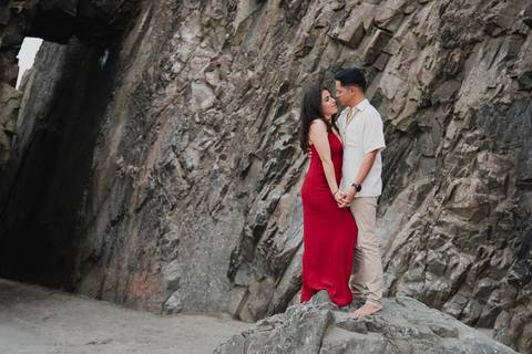 momentos autenticos y espontaneos en sesion de fotos de pareja en playa lima peru fotógrafa de bodas Alejandra Ramos fotografa fotografo'