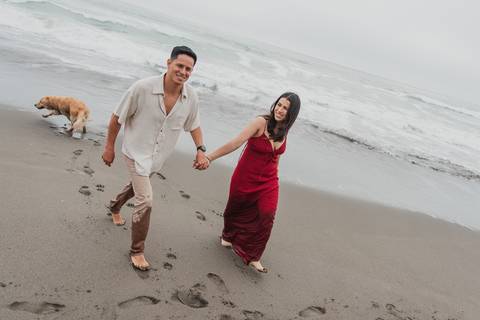 fotografías pre boda en playa sesion de pareja con mascota fotógrafa alejandra ramos lima peru'