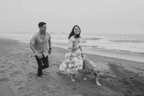 fotografías auténticas espontáneas frescas de pre boda con mascota momentos únicos de complicidad y conexión fotografias de boda y pre boda de alejandra ramos fotógrafa lima peru'