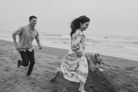 fotografías auténticas espontáneas frescas de pre boda con mascota momentos únicos de complicidad y conexión fotografias de boda y pre boda lima peru'