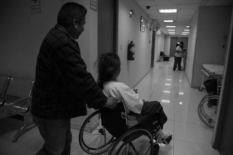 nacimiento parto luz bebe mama papa familia clinica hospital dar a luz milagro feliz vida'