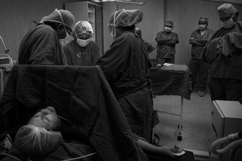 nacimiento parto luz bebe mama papa familia clinica hospital dar a luz milagro feliz vida'