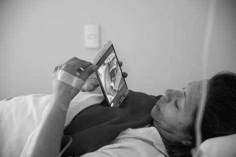 nacimiento parto luz bebe mama papa familia clinica hospital dar a luz milagro feliz vida'