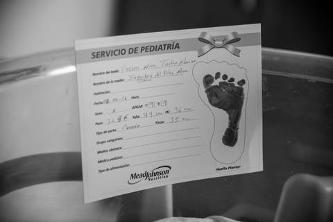 nacimiento parto luz bebe mama papa familia clinica hospital dar a luz milagro feliz vida'