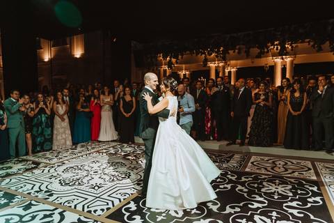 primer baile de recien casados esposos fotografa de bodas en peru bodas peruanas novio catalan novia peruana wedding peru first dance felices momento unico amigos invitados los mejores momentos mejores fotos '