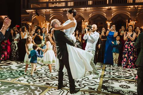 fotos de baile en bodas peruanas novios felices recien casados fotografa de bodas en peru mejores fotos y momentos unicos e irrepetibles novio levantando a la novia '