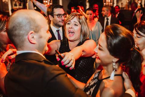 invitados y amigos saludando y felicitando al novio por su boda momentos felices bodas peruanas fotografa de bodas momentos especiales y unicos alegrias '