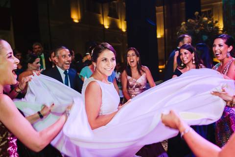 novia feliz junto a sus amigas bailando en su boda en puericultorio de lima invitados especiales felicidad fotografa de bodas en lima '
