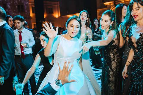 novia baialando en su boda party fiesta fotografa de bodas peruanas wedding party happy recien casados disfrutando'