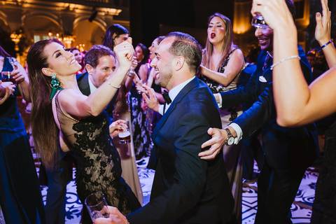 momentos divertidos y felices invitados en la boda weddong party fiestas peruanas bodas soñadas momentos increibles bailando '