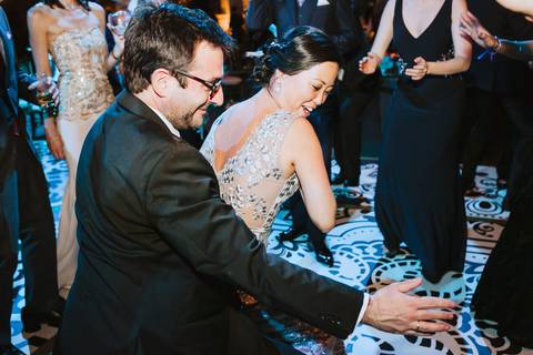 amigos invitados especiales disfrutando de la fiesta en la boda en puericultorio de lima party bodas en peru '