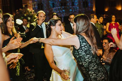 novia disfrutando de su boda bailando con amigas felicidad happy disfrute bodas soñadas unicas wedding peru fotografa argentina de bodas en peru lima '