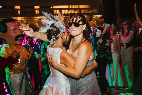 amigas bailando en la boda fiesta hora loca en boda peruana party wedding momentos felices inolvidables boda en puericultorio '