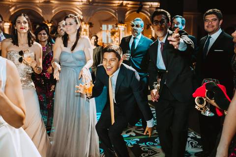 felicidad baile fiesta amigos especiales diversion'