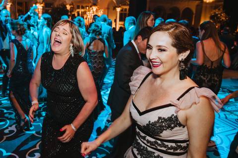 amigos especiales invitados bailando en boda de Adriana valenzuela y marc bodas peruanas wedding peru fiesta party'