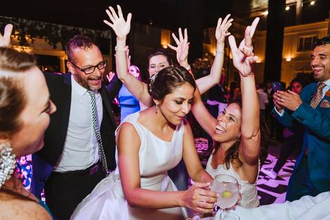 fotografa de bodas soñadas e increibles momentos especiales amigos invitados disfrutando de la fiesta en boda peruana party '