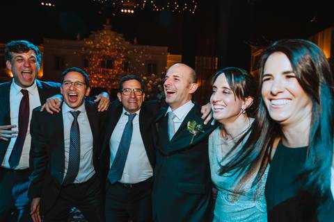 novio catalan disfrutando de la fiesta en su boda en peru momentos unicos e irrepetibles con invitados fotografa de bodas en lima '