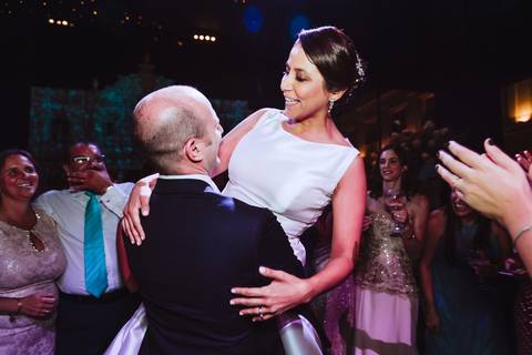 novio catalan con novia peruana disfrutando de su boda en puericultorio de lima fotografa de bodas en peru alejandra ramos fotografia wedding party diversion bodas unicas y soñadas '
