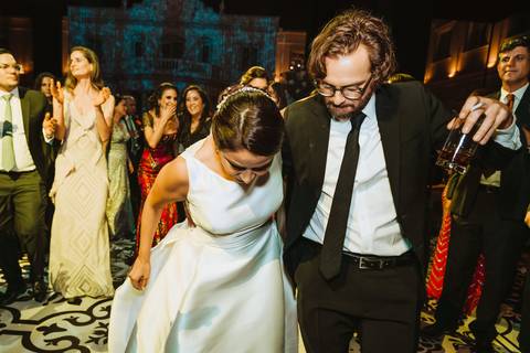 novia bailando con invitado feliz fotografa de bodas en lima '