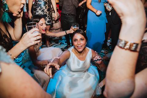 novia bailando en la fiesta de su boda en puericultorio de lima feliz diversion alegria momentos unicos '