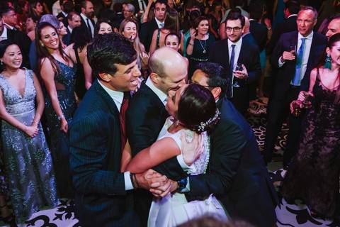 novios festejando en su boda felicidad boda peruana momentos especiales amigos invitados party wedding peru '