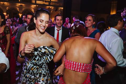 amigas bailando en boda en puericultorio de lima felices festo party '