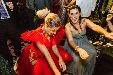 amigas especiales disfrutando de la boda en puericultorio de lima momentos de diversion en boda peruana fotografa de bodas en lima '