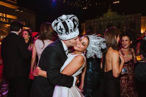 el beso de novio catalan a novia en su boda momentos unicos y especiales amor love wedding party dance tu fotografa de bodas hora loca '