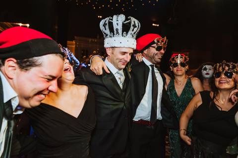 novio disfrutando de la fiesta de su boda con amigos especiales diversion y risas fotografa de bodas en lima tu fotografa de momentos unicos '