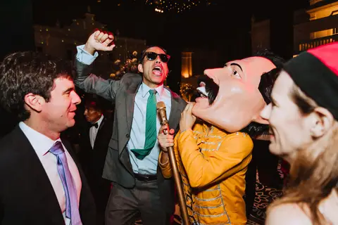 invitado cantando con queen en la hora loca de la boda fiesta party momentos especiales y unicos diversion '