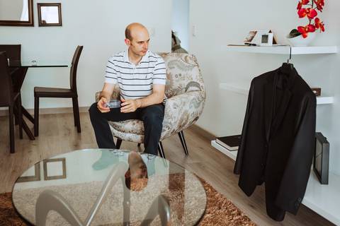 novio en su previa a la boda terno fotografa de bodas en peru novios esposos con estilo '