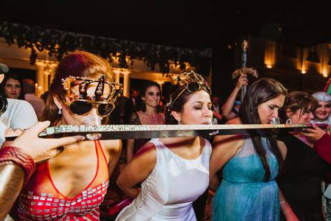 mucha diversion en la boda peruana momentos increibles novia tomando su shot fiesta wedding party fotografa de bodas'