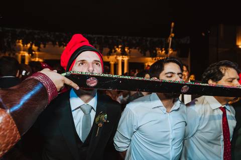 novio tomando su shot en la fiesta de su boda momentos unicos fotografa de bodas '