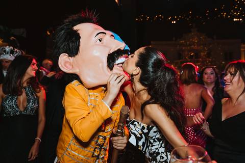 invitada dandole beso a queen hora loca wedding party fiesta momento especial y unico diversion'