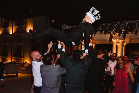 novio tirado al aire por su amigos risas diversion momentos increibles fotografa de bodas en lima tu fotografa de momentos unicos '