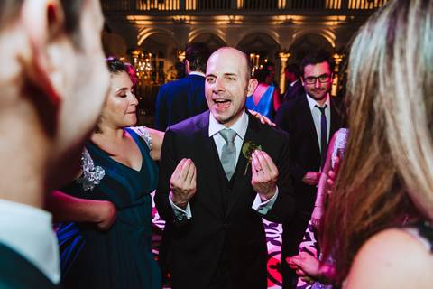 novio disfrutando de su boda con amigos momentos felices y unicos fotografa de bodas en lima novios especiales '