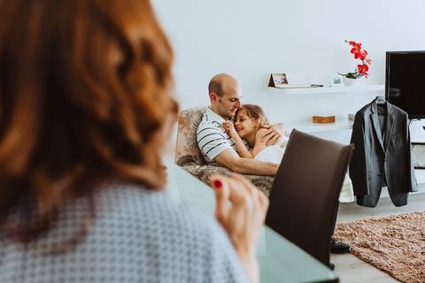 padre e hija complicidad alegria risas charlas previa del novia a la boda wedding getting ready fotografa argentina de bodas en peru '