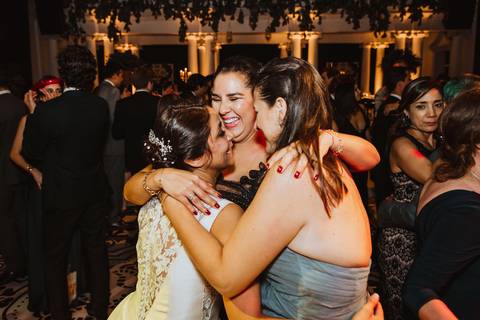 el amor de amigas novia feliz con invitadas fotogfara de bodas peruanas momentos unicos y especiales wedding party '