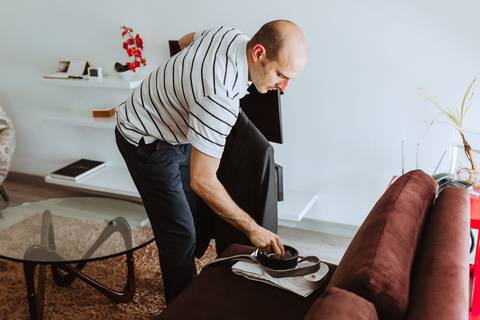 novio con terno en preparativos fotografa de bodas en peru bodas peruanas momentos unicos bodas especiales novio catalan '