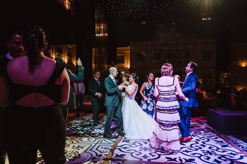 novios bailando en su boda disfrutando su fiesta en puericultorio de lima bodas soñadas e increibles fotografa de bodas en lima tu fotografa de momentos unicos wedding party novios especiales con estilo '