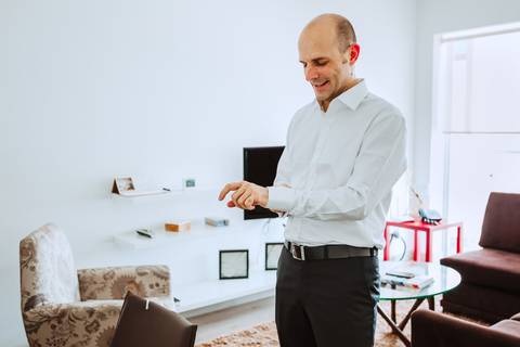 novio vistiendose preparativos previo a la boda fotografa de bodas en peru novios con estilo'