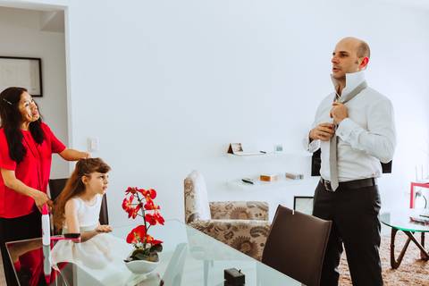 padre e hija en sus preparativos antes de la boda momentos compartidos  amor love wedding bodas peruanas fotografa de bodas en peru'