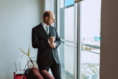 novio pensando antes de la boda terminando de vestirse getting ready bodas peruanas novio catalan fotografa argentina de bodas en peru '