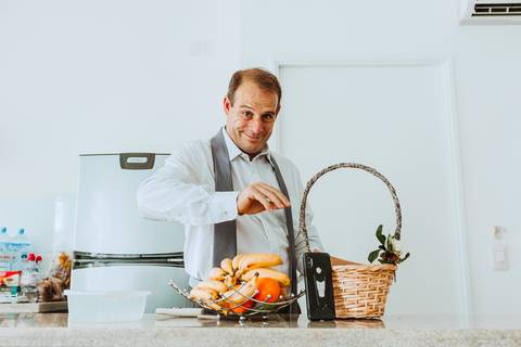 amigo del novio en sus preparativos '